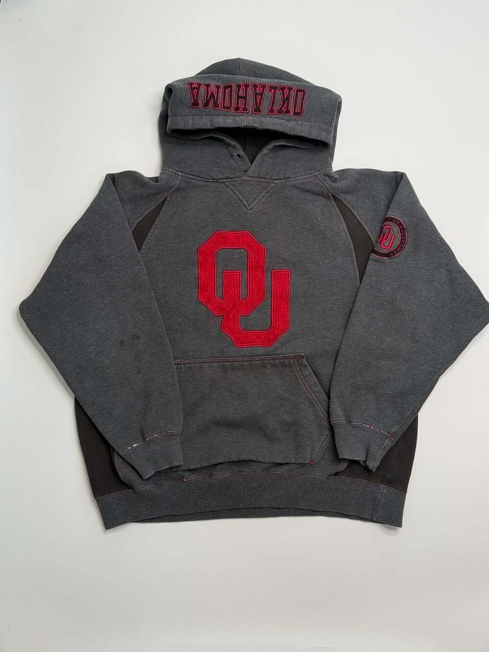 Colosseum Oklahoma Sooners Charcoal Grey Pullover Hoodie with OU Logo